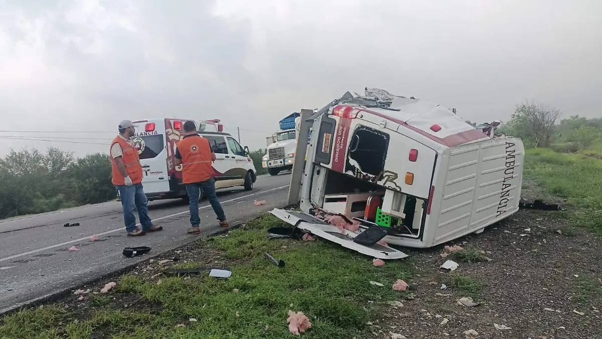 En la unidad viajaban dos choferes y una doctora